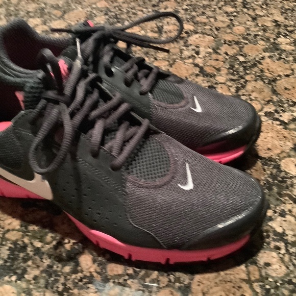 Nike Walking /Running   Black/ Pink Shoes Size 8.5 New - Picture 1 of 9
